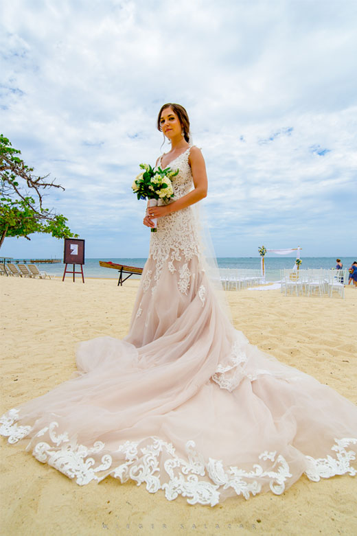 Team job: Bride after wedding on the beach in Roatan