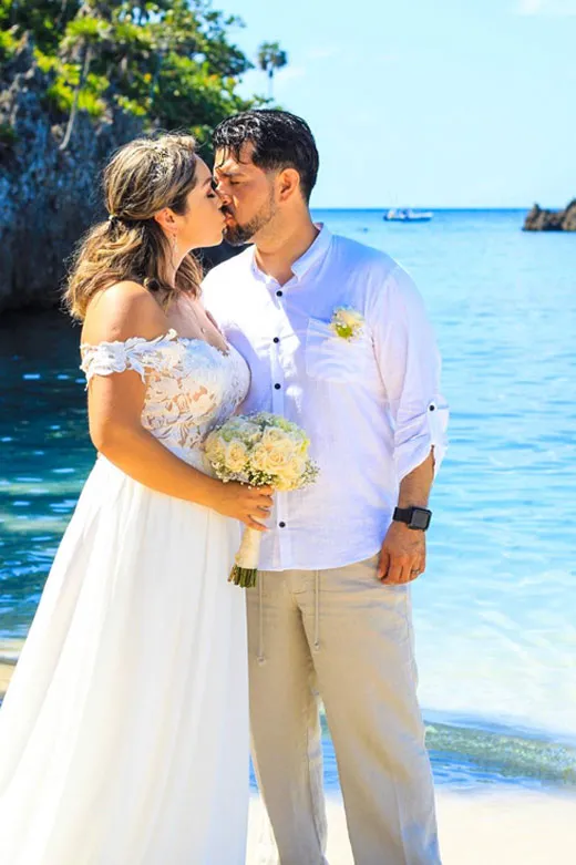 Weddings Roatan pareja playa