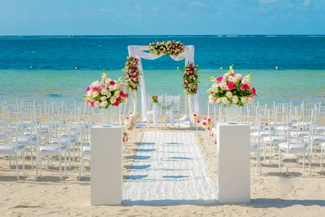 Roatan awaits to host your Wedding