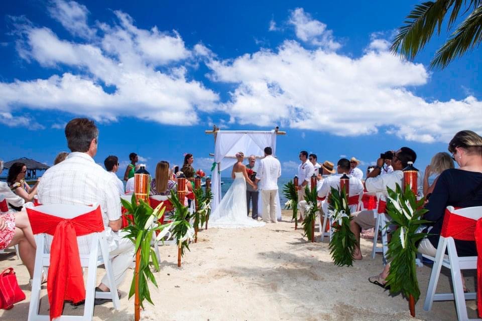 Why hire a professional wedding planner in Roatan?