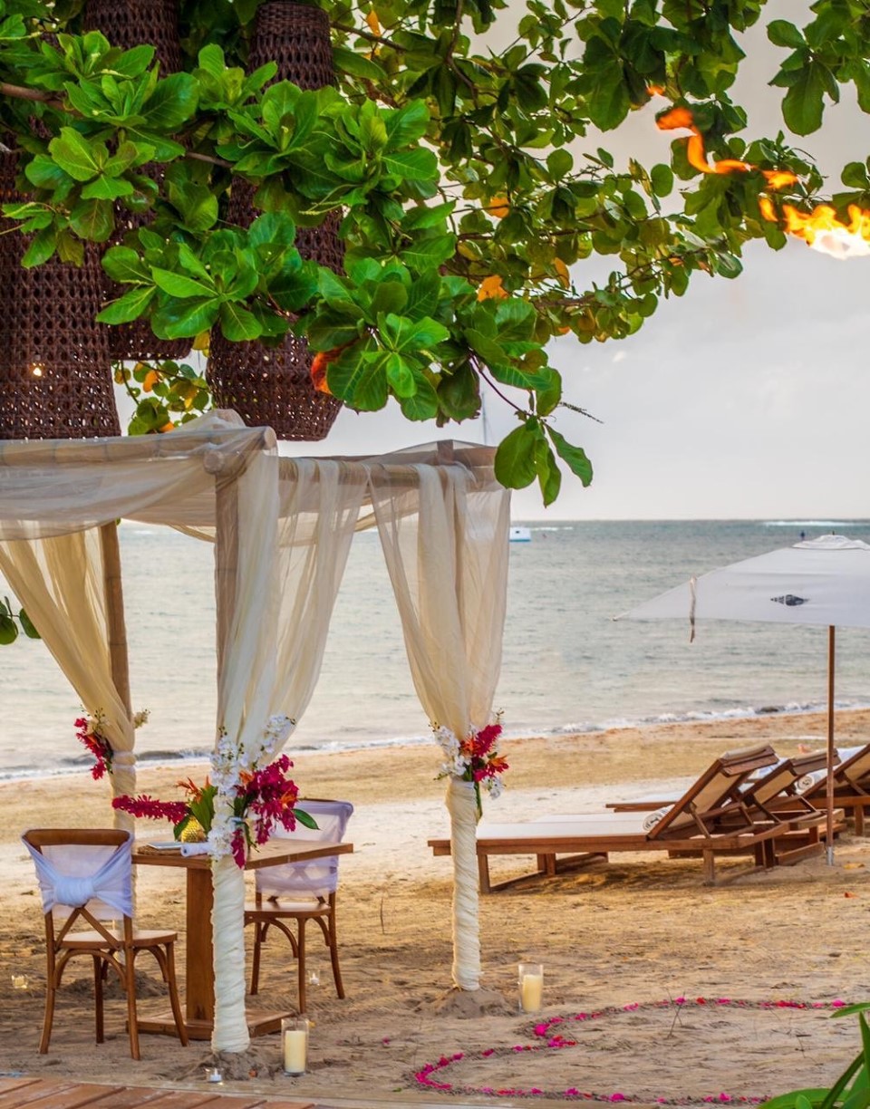 Wedding proposal in Roatan on the beach