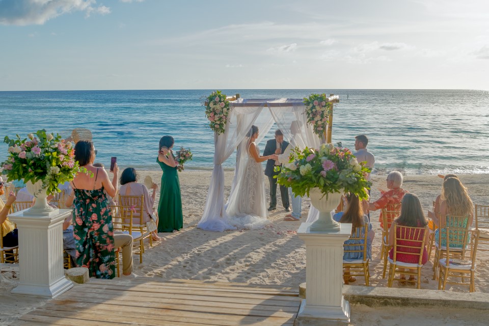 Discover the Magic of Your Dream Destination Wedding with Us in Roatan!