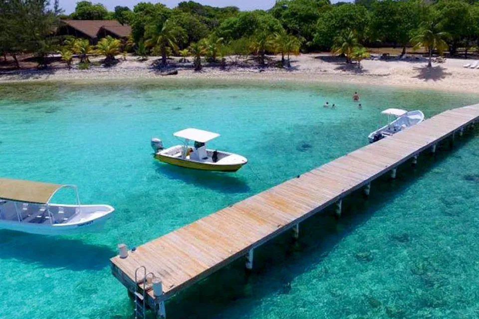 Beachfront Weddings in Utila Island 3
