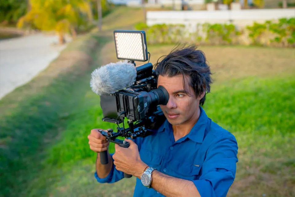 Videographer filming a wedding in Roatán