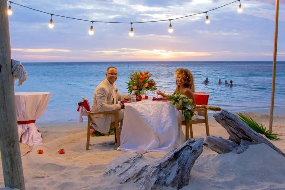 Marriage-Proposal-Ideas-in-Roatan-romantic-dinner-on-the-beach Romantic proposal dinner on the beach under string lights in Roatán