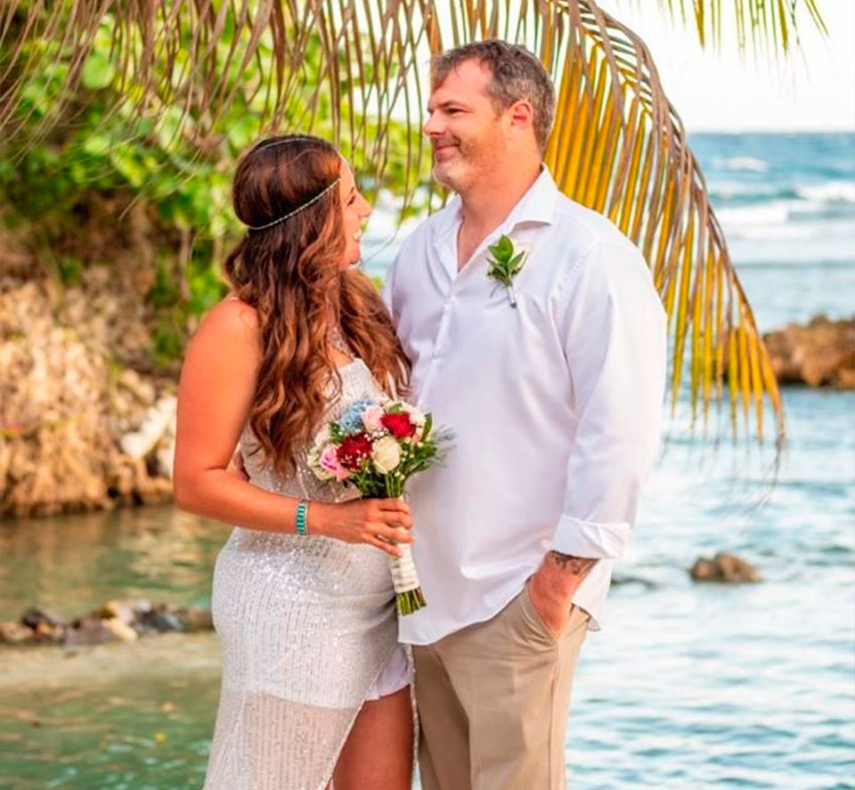 5 Essential Tips for Planning a Perfect Wedding Bride and Groom at the Beach