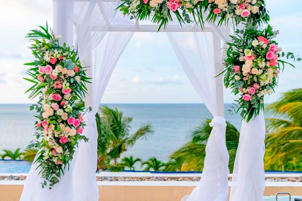 Planning a beach wedding in Roatan Island