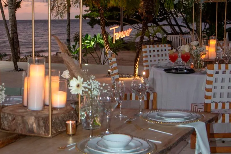 Candlelit dinner table by the sea at Luna Beach Resort, Roatán