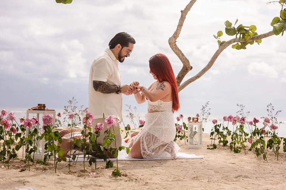 Diego proposing to Regina on the beach in Roatán