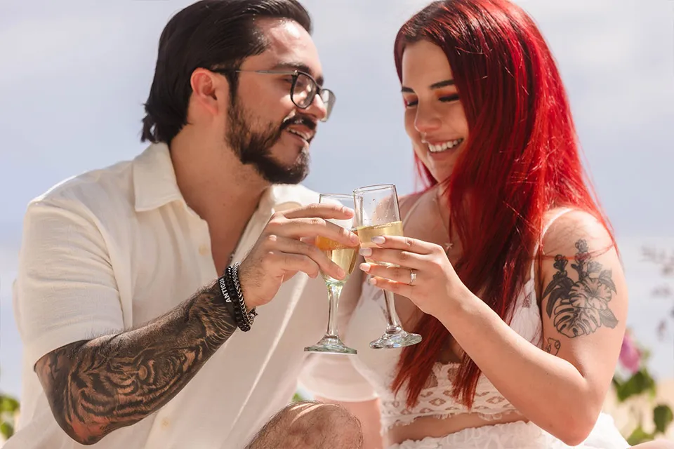 The Ultimate Beach Proposal: Diego and Regina’s Dreamy Moment in Roatán