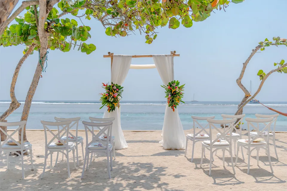 A Colorful Cruise Wedding Celebration for Tambra and Bob in Roatán
