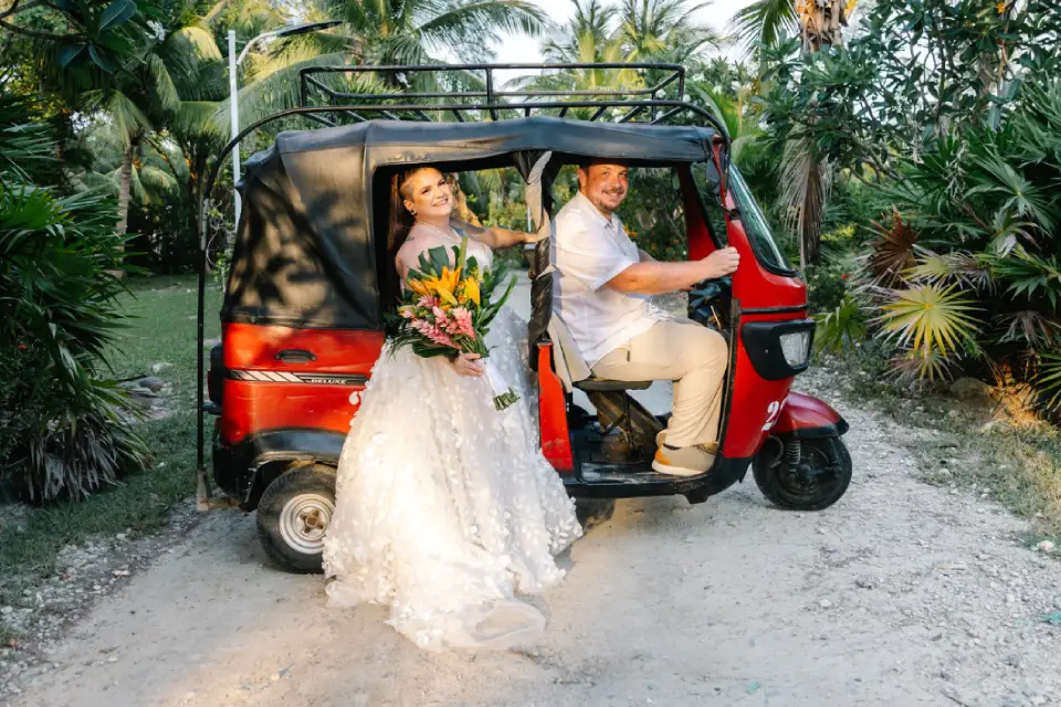 Julian & Lisa’s Sunset Wedding at Bando Beach, Utila