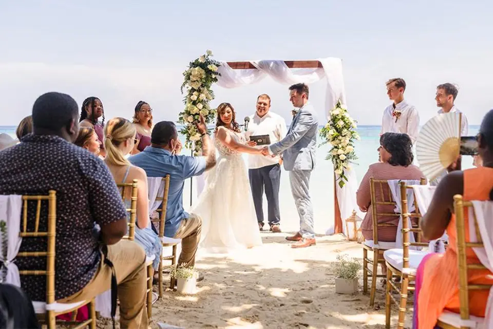 Introducing Our Ultimate Roatán Wedding Guide: Your First Step to Planning the Perfect Destination Wedding