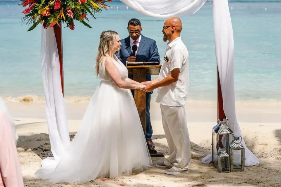Weddings-Roatan-isla-tropicale-mahogany-bay-roatan-cruise-weddings-on-the-beach Weddings Roatan isla tropicale mahogany bay roatan cruise weddings on the beach