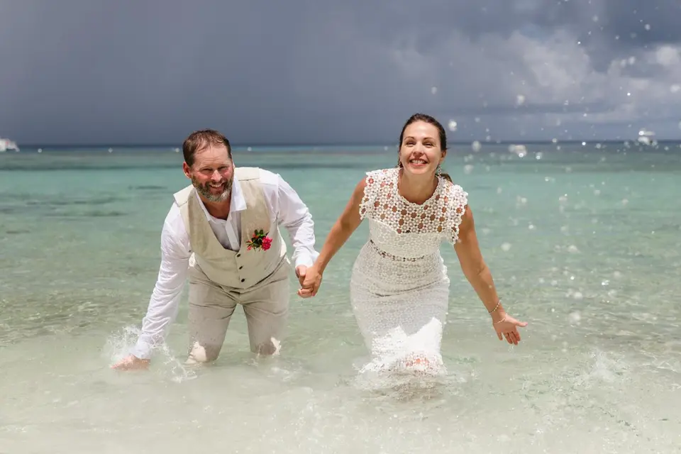 weddings-roatan-Lacey-Aaron-Intimate-Destination-Wedding-at-Infinity-Bay-Roatán