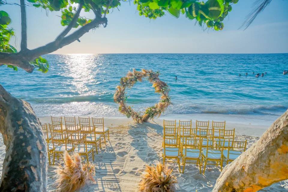 Small destination wedding ceremony on the beach in Roatán, Honduras
